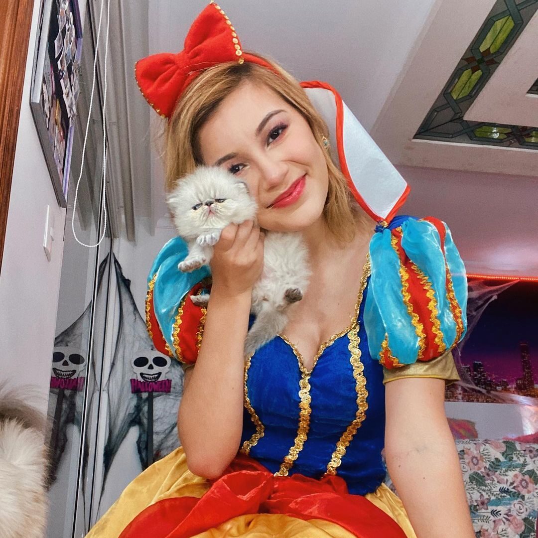 Lulu99 con sus gatos - Fotos de Instagram 2021 de la youtuber