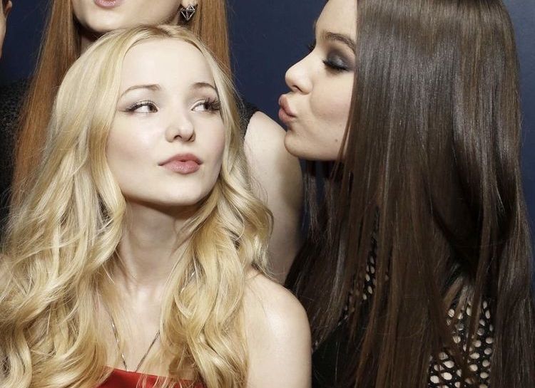 Dove cameron beso